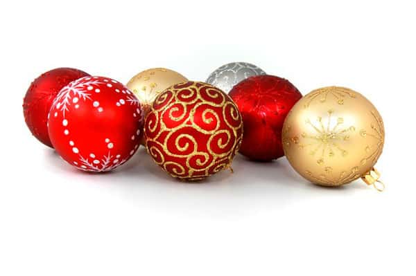 guardar adornos de Navidad en el trastero